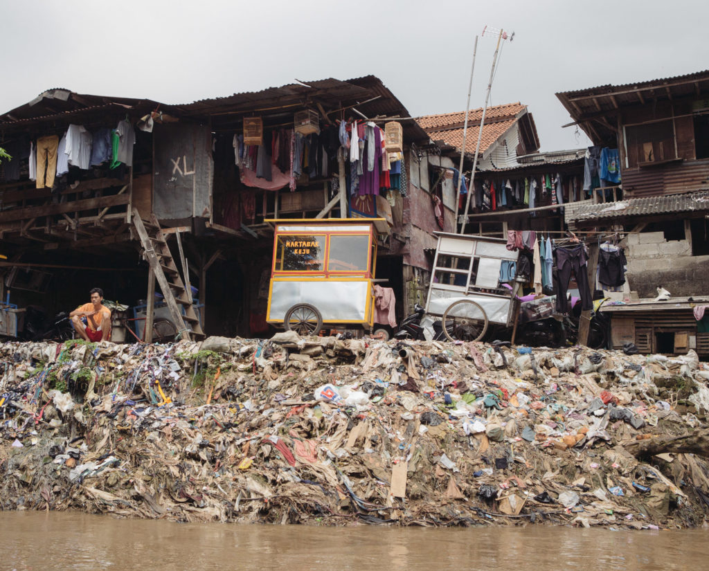 Hundred thousands of people living along Jakarta's riverbanks are preparing to be evicted. (Photo by Muhammad Fadli)