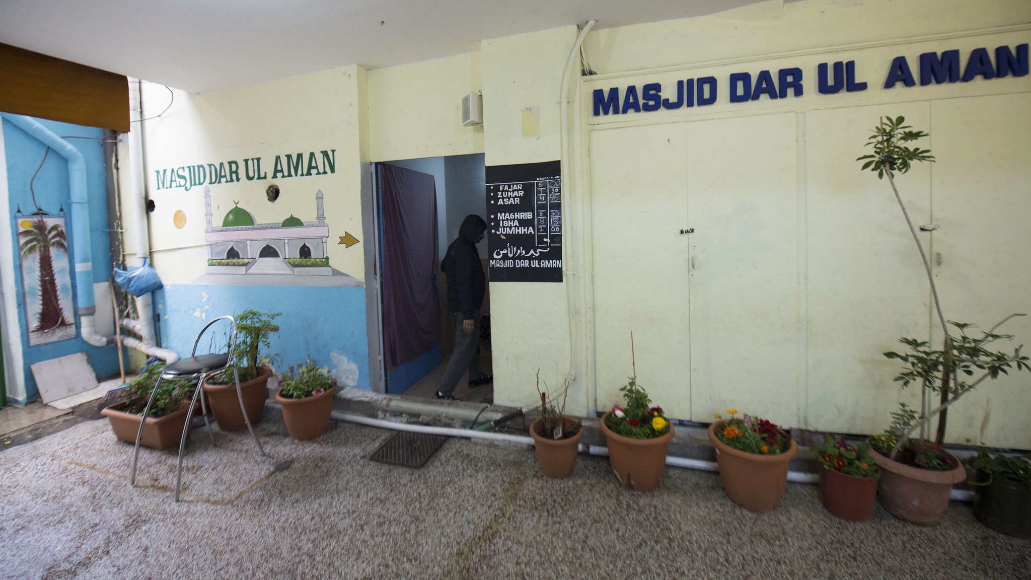Masjid Dar-ul-Aman, an underground mosque for mostly Pakistani and Bangladeshi immigrants in Omonia Square, Athens. (Photo by Priyadarshini Sen/GroundTruth)x