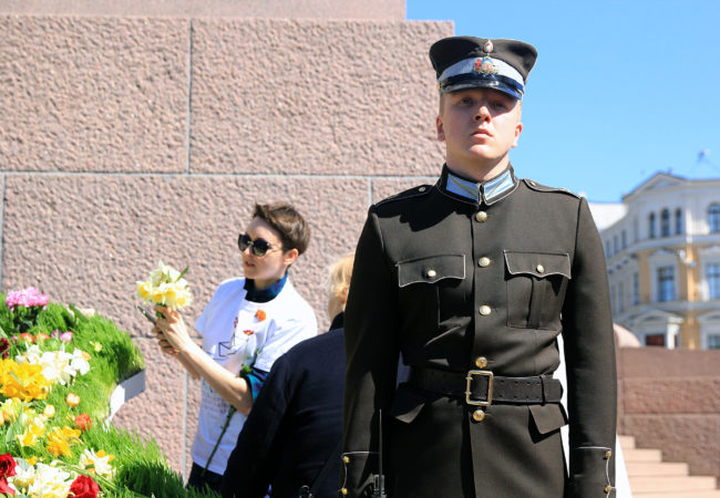 A guard stands in front of the Freedom Monument in Riga, Latvia on May 4, 2017, the anniversary of the day Latvia declared its restoration of independence from the Soviet Union. (Yu-Ning Aileen Chuang/Medill/GroundTruth)
