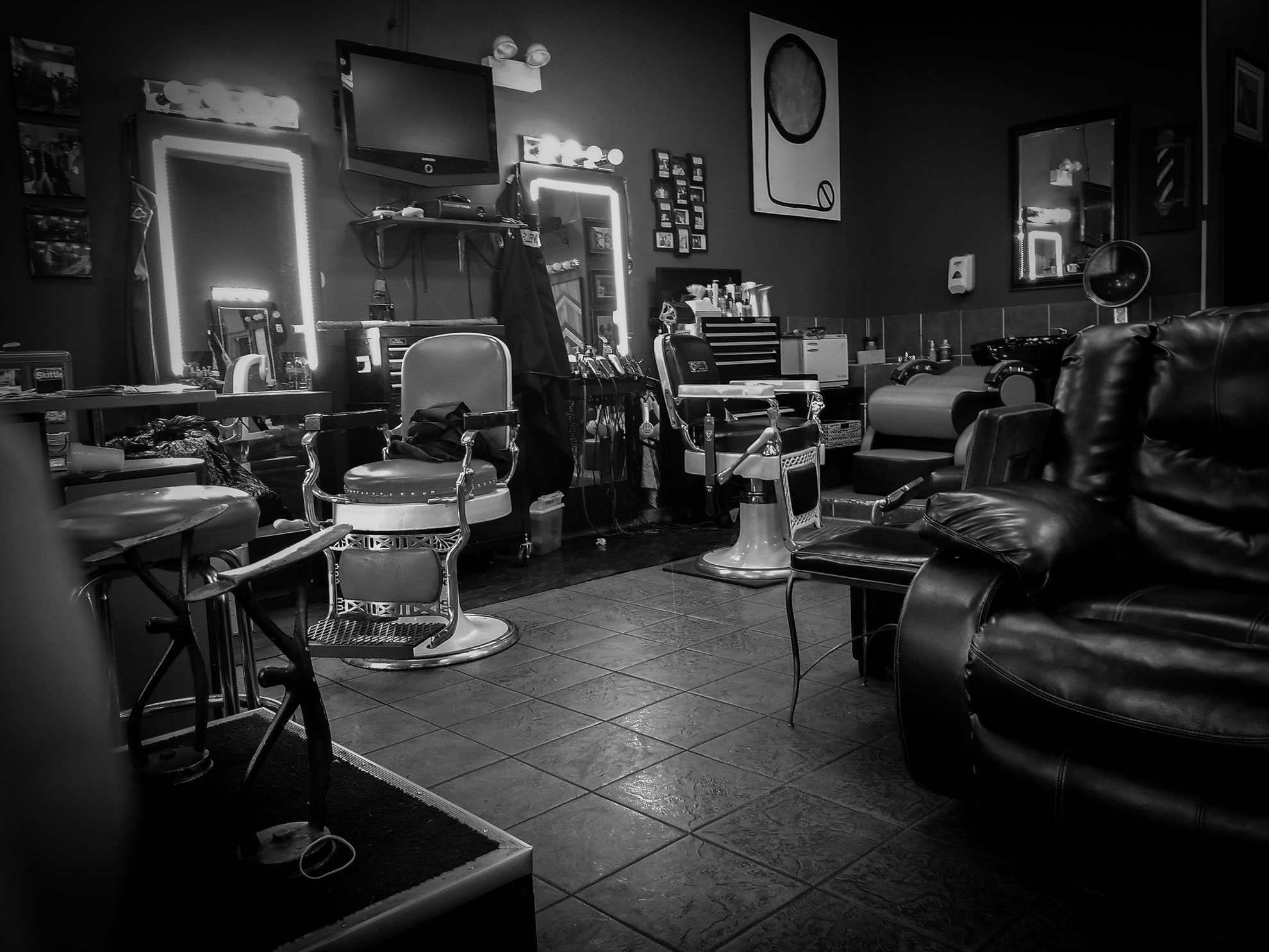 A couple of chairs left unattended at a barber shop in Englewood, a neighborhood on Chicago's South Side. (Photo by Manny Ramos/GroundTruth)